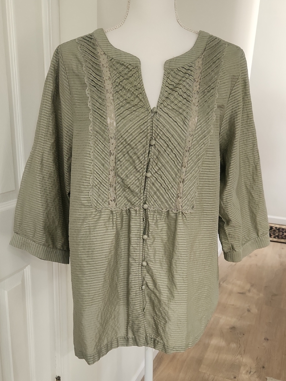 Avenue Sage Green Pintuck Button Front Blouse Size 18-20 3/4 Sleeve Lagenlook